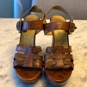 Stuart Weitzman Brown leather open toe wedge sandals with buckle closure. Sz 7.5
